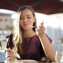To reduce blood sugar spikes and keep your cravings at bay, avoid bread before dinner and eat vegetables before the rest of your meal. - Photo: Pexels.com