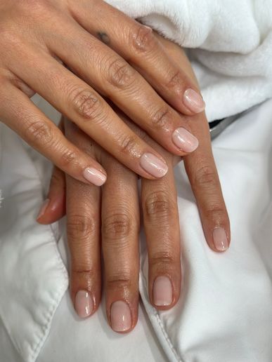 Greta Lee with nails by Naomi Yasuda using Aprés Nail