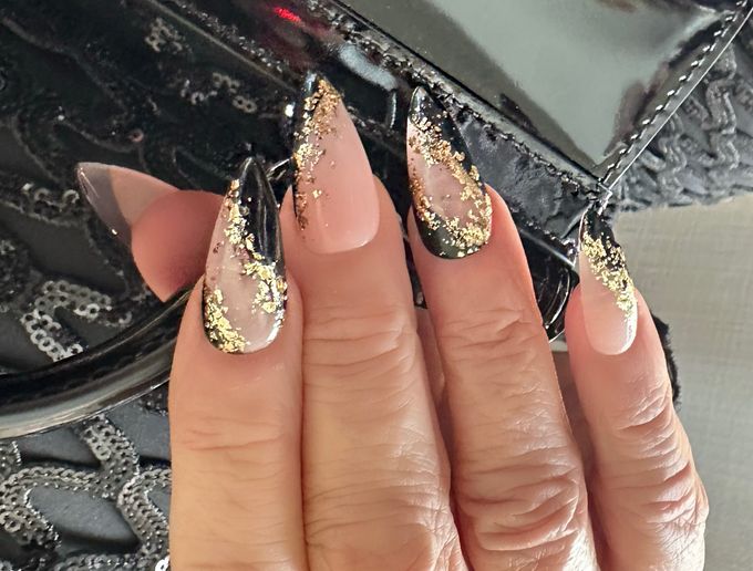 Jennifer Coolidge with nails by Temeka Jackson using Aprés Nail
