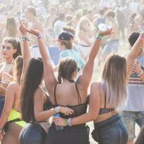 Have a sober buddy to help you keep in check at a summer party. - Photo: Pexels.com / Wendy Wei