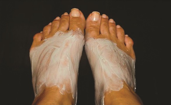 Foot masks tend to fall into two categories: those that provide hydration and those that remove dead skin.