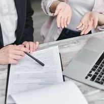 Business insurance is a great tool to address the risks of operating your business, seeing clients, and providing excellent styling advice. - Photo: Pexels.com / Mikhail Nilov