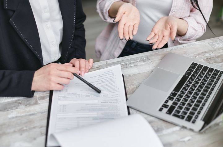 Business insurance is a great tool to address the risks of operating your business, seeing clients, and providing excellent styling advice. - Photo: Pexels.com / Mikhail Nilov