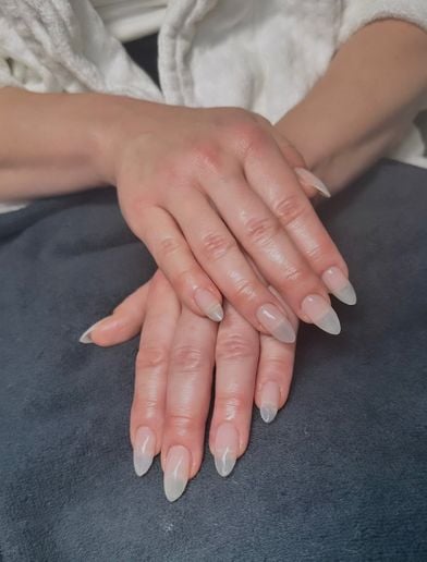 Sandra Huller with nails by Emi Kudo using Aprés Nail